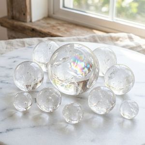Sphère de quartz clair de qualité supérieure - Boule de cristal magique polie à la main avec des inclusions arc-en-ciel internes pour une guérison énergétique intense - Product Image 2