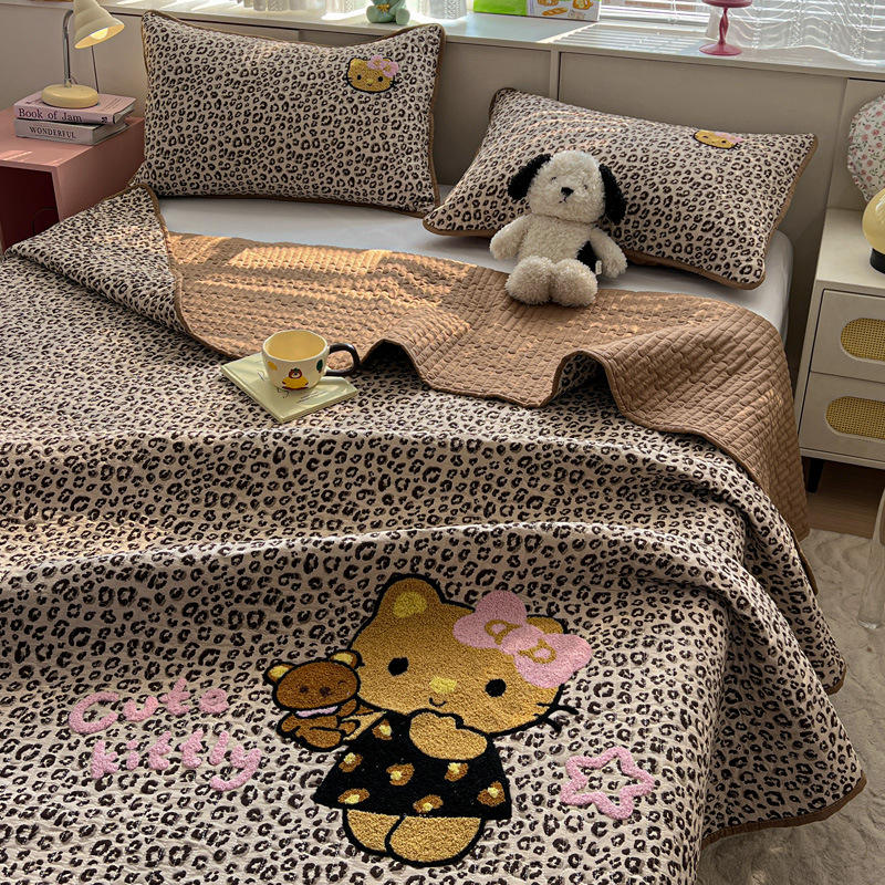 Chat à motif léopard