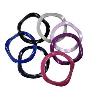 Ensemble de bracelets tendance en résine acrylique, design ondulé multicolore, bijoux unisexes, bracelets en résine élégants, accessoire de style moderne - Product Image 3