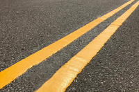 Marque de peinture de marquage routier par pulvérisation à deux composants MMA sur la route avec effets de guidage et d'avertissement Peinture de marquage routier en plastique froid
