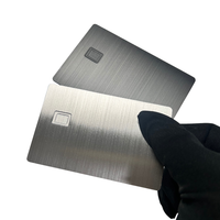 Carte bancaire verticale en acier inoxydable de qualité supérieure 0,8 mm, brossée, avec fente pour puce 4442 et bande magnétique