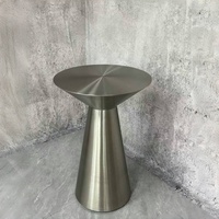 Table de bar industrielle en acier inoxydable – Design moderne et élégant, facile à nettoyer, idéale pour l'hôtellerie et les entrées de fermes