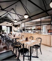 Vente directe d'usine, échantillon gratuit, mobilier de bar en bois, petite taille, base en fer, table de bistrot carrée pour la maison, restaurant