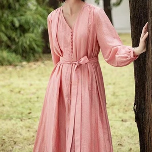 Abito lungo da donna rosa con scollo a V e cintura, maniche a sbuffo, abbottonatura frontale, in tessuto testurizzato, per vacanze estive - Product Image 1