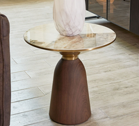 Table console moderne avec plateau en pierre frittée élégant et base en métal sculpté, écologique et facile à nettoyer