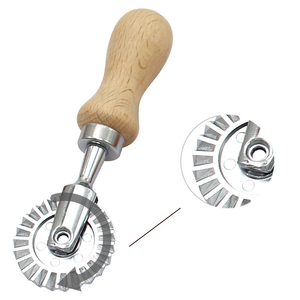 Vente en gros coupe-boulette rond et carré <span class=keywords><strong>ravioli</strong></span> jeu de timbres <span class=keywords><strong>emporte</strong></span>-pièces en métal avec manche en bois - Product Image 5