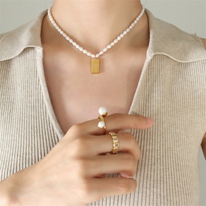 Collar Elegante y Moderno para Mujer con Cadena de Perlas de Imitación y Colgante Cuadrado de Acero Inoxidable - Product Image 2