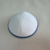 Kippa personnalisée écologique en lin et coton blanc pour toutes les saisons, avec broderie monogramme script et bord contrastant, intérieur imprimé