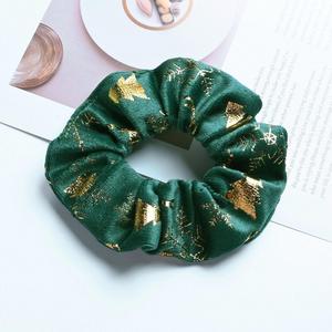 Coleteros de Terciopelo Navideños Personalizados con Estampado Dorado, Lazos para el Cabello de Lujo, Accesorios Festivos para Mujer, Coleteros Hechos a Mano - Product Image 3
