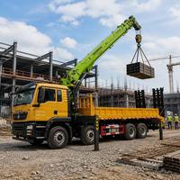 Camion HOWO 8X4 avec grue à flèche droite de 14T et plateau hydraulique pour le transport d'équipements lourds et de machines de grande taille