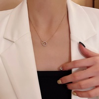 Collier minimaliste en acier inoxydable à double anneau avec pendentif géométrique serti de diamants et design à double anneau entrelacé