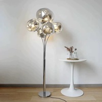 Lampadaire en forme de lave postmoderne, ambiance haut de gamme, idéal pour salon, villa et salle de diffusion en direct, à placer près du canapé.