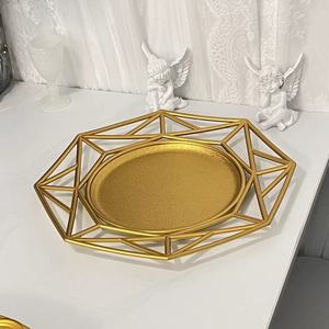 <span class=keywords><strong>Assiette</strong></span> dorée rétro de luxe léger en plastique, transparente, pour décoration de mariage, hôtel, fête, avec procédé de peinture par pulvérisation, pour le commerce extérieur - Product Image 1