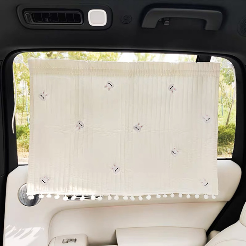 Rideaux matelassés avec pompons et broderie lapin.