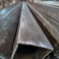Tube carré étiré à froid CE Q235B Q355, diamètre extérieur 1-10 pouces, épaisseur 0,18-2,0 pouces, pour structure en acier, garde-corps, rayonnage d'entrepôt