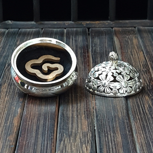 Beliebter Silberner Kleiner Gänseblümchen-Räucherstäbchenhalter mit Deckel Tragbarer Haushalts-Sandelholz-Brenner Räucherstäbchen-Diffusor Souvenir-Geschenk - Product Image 4