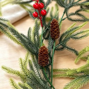 Guirlande de Noël Daoyuan 180 cm en aiguilles de pin de Norfolk avec baies rouges et cônes pour décoration de porte - Product Image 3