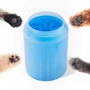 Detergente portatile per zampe di animali domestici 2 In 1 detergente per zampe di cane spazzola per la pulizia degli animali domestici detergente per piedi per toelettatura di cani e gatti