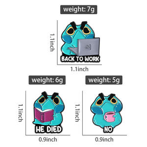 เข็มกลัดรูปกบเอเลี่ยนแปลกตา ลายการ์ตูนกบอ่านหนังสือ เข็มกลัดโลหะติดกระเป๋าเป้ ป้ายติดปกเสื้อ เครื่องประดับตลกๆ ของขวัญ - Product Image 2