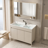 Meuble-lavabo double vasque blanc crème en aluminium sur pied avec vasques en céramique, armoire à trois portes avec miroir LED intelligent, idéal pour projets hôteliers