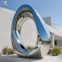 Sculpture abstraite en acier inoxydable poli, motif boucle infinie, pour la décoration intérieure des hôtels, villas, salons et galeries.