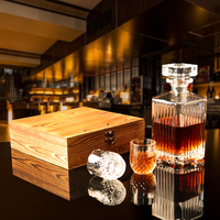 Ensemble de carafes à whisky en bois transparent de luxe soufflé à la main en gros, ensemble de 2 verres de 750 ml avec logo personnalisé