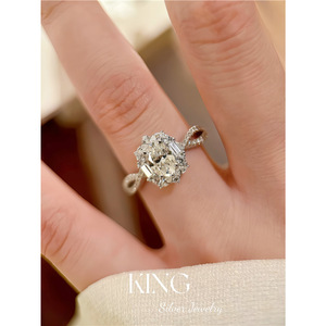 Anillo de diamantes ovalado King Silver Jewelry, anillo de compromiso de plata de ley 925 para mujer, acabado en oro blanco - Product Image 3