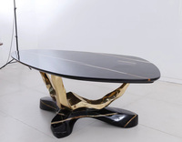 Tables basses irrégulières personnalisées combinant le marbre et le laiton, meubles décoratifs artistiques, avec une créativité unique