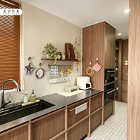 Ensemble d'armoires de cuisine modulaires en noyer chaud, armoire haute de rangement intégrée sur mesure avec four encastré et plan de travail avec évier