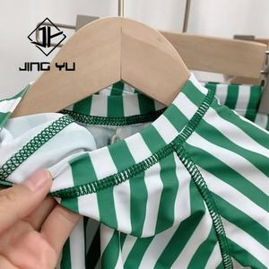 Maillots de bain pour enfants en tissu écologique personnalisés avec un ensemble de shorts de bain rayés avec impression, design double face - Product Image 4