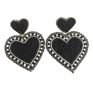 Boucles d'oreilles pendantes coeur de perles de rocaille faites à la main romantiques pour les filles boucles d'oreilles perlées Saint Valentin pour les célébrations de l'amour goutte de mode - Product Image 1