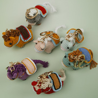 Adorable poupée cheval en tricot fait main, style dessin animé, petite et mignonne, avec un pendentif porte-bonheur exquis et un adorable pendentif cheval bouffant.