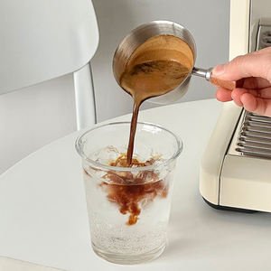 Taza medidora de acero inoxidable de 100 ml con escala, para espresso, con boquilla en V y mango de madera, accesorios metálicos para espresso y latte - Product Image 5