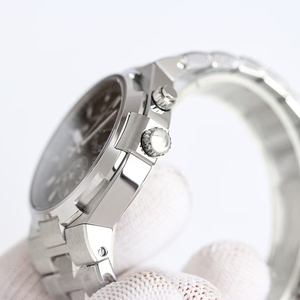 Reloj de pulsera de diseño de alta gama con caja de acero, esfera negra, brazalete integrado, resistente al agua hasta 50 m, automático, con doble huso horario y reserva de marcha. - Product Image 3