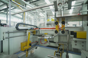 Machine automatique de fabrication et d'insertion de sacs avec déroulage des poignées et entraînement par moteurs - Product Image 4