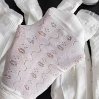 Chaussettes en coton fines et respirantes à motif floral ajouré pour femme, blanches, élégantes, pour le quotidien, avec logo discret – Vente en gros