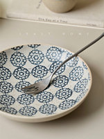 Assiette ronde artisanale en poterie rustique bleue et blanche à motif d'hortensia pour soupe, dessert ou collation, idéale pour le petit-déjeuner