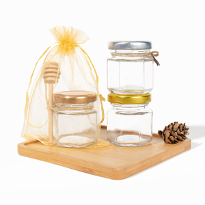 Vide en gros <span class=keywords><strong>invité</strong></span> mini <span class=keywords><strong>cadeau</strong></span> 45ml hexagones <span class=keywords><strong>pot</strong></span> <span class=keywords><strong>de</strong></span> <span class=keywords><strong>miel</strong></span> en verre <span class=keywords><strong>de</strong></span> luxe avec louche - Product Image 1