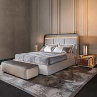 Lit plateforme moderne italien avec panneaux rembourrés éclairés par LED encastrés, idéal pour suite de villa et chambre principale, mobilier de luxe haut de gamme