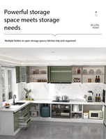 Cuisine intelligente en U avec réfrigérateur à écran tactile et fours muraux numériques, crédence en marbre noir, armoires de cuisine modernes sur mesure