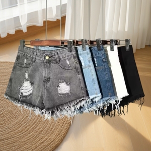 Pantalones Cortos de Mezclilla para Mujer Directo de Fábrica, Desgastados, con Bajo Deshilachado, Color Liso, Casuales, de Verano, en Pacas de Ropa - Product Image 1