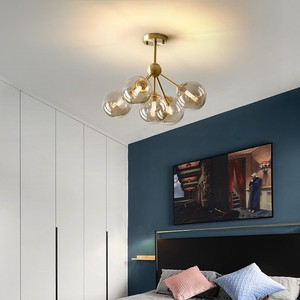 En <span class=keywords><strong>la</strong></span> sala de estar nórdica hay un mágico candelabro de cristal con forma de frijol, una cama de lujo ligero y una zona de comedor. - Product Image 3