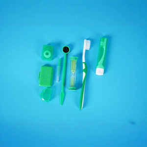 Ensemble de soins bucco-dentaires 8 pièces avec kit de brosse à dents, brossettes à fil dentaire et miroir pour le nettoyage des dents, vert - Product Image 2