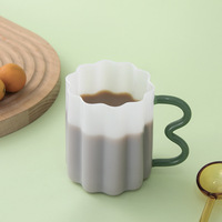 Tasse de style Ins, sens du design de niche, tasse, tasse à eau créative, tasse à café en verre de jade bleu et blanc