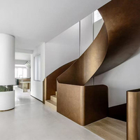 Escalier en spirale moderne en structure acier pour villa, usage intérieur, marches antidérapantes, garde-corps en acier, sûr et durable