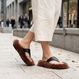 <span class=keywords><strong>Sandali</strong></span> <span class=keywords><strong>infradito</strong></span> da <span class=keywords><strong>donna</strong></span> di lusso in pelliccia sintetica con bordo shaggy oversize, scarpe statement all'avanguardia, personalizzabili con logo, all'ingrosso - Product Image 5