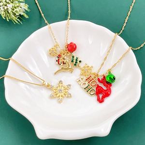 Nuevo Collar de Moda Navideño con Eslabones Chapados en Oro y Diseño de Ciervo y Copo de Nieve Esmaltado, el Mejor Regalo para Amigos y Niños - Product Image 2