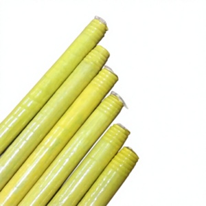ด้ามไม้กวาดทนทาน เป็นมิตรกับสิ่งแวดล้อม หุ้มด้วย PVC สีเหลือง ขนแปรงแบบมีแถบสีเหลือง อุปกรณ์ใช้ในครัวเรือนยอดนิยม ผู้ส่งออกขายส่งสำหรับตลาดเอเชีย - Product Image 1