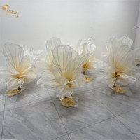 Installation artistique géante en fleurs d'organza de soie, faite à la main, de 1,20 m de haut, NIKA, pour les décors de mariage, les événements et les décorations de fête