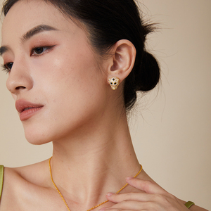 Boucles d'oreilles pour femmes haut de gamme, tête de léopard unique, entièrement serties de diamants, plaquées or, émail <span class=keywords><strong>noir</strong></span>, yeux verts, tendance et originales - Product Image 4